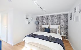 Wohnträumerei-Design Apartment-NETFLIX- Aussenbereich mit Sitzgelegenheit
